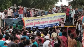 যাত্রাবিরতির দাবিতে গাইবান্ধায় দুই আন্তঃনগর ট্রেন অবরোধ